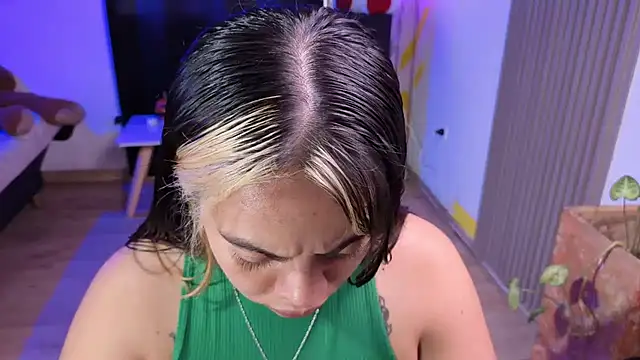 Snapshot of Cuttiealice chatting on 12/01/25, 04:01 Cuttiealice online show from 12/01/25, 04:01