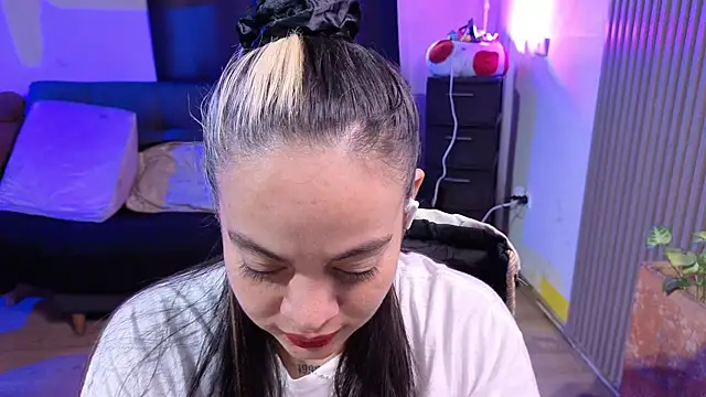 Snapshot of Cuttiealice chatting on 12/16/25, 01:05 Cuttiealice online show from 12/16/25, 01:05