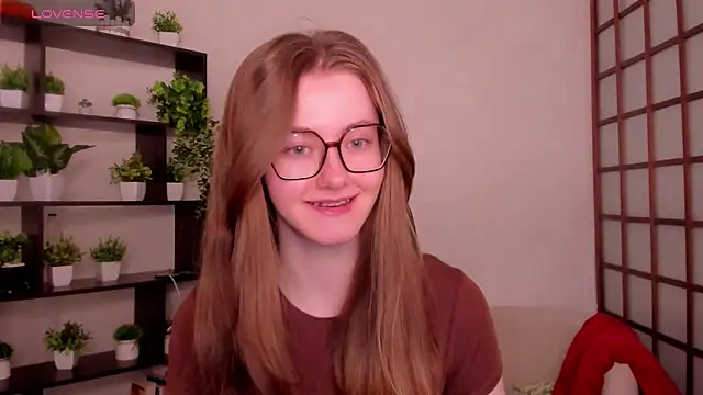 Snapshot of KateCuddle chatting on 05/15/26, 02:18 KateCuddle online show from 05/15/26, 02:18