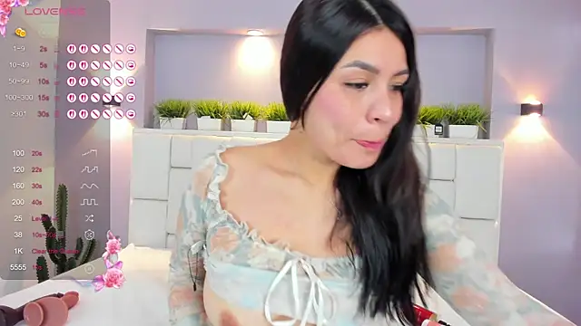 Snapshot of ValeriaGarcia chatting on 11/14/25, 01:21 ValeriaGarcia online show from 11/14/25, 01:21