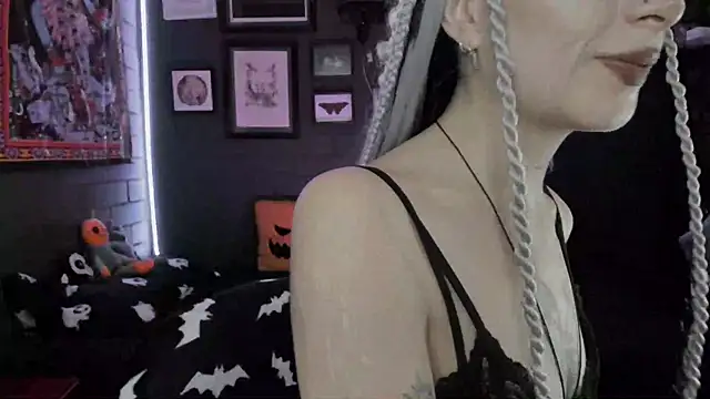 Snapshot of insania_9999_ chatting on 12/15/25, 04:44 insania 9999 online show from 12/15/25, 04:44