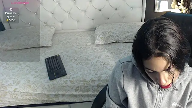 LiaVillalobos online show from 10/17/25, 01:03