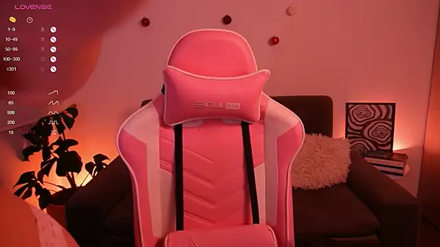 Snapshot of annie24_evans chatting on 12/28/24, 02:11 annie24 evans online show from 12/28/24, 02:11