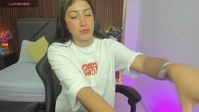 isabella thomsonp online show from 01/13/25, 07:31