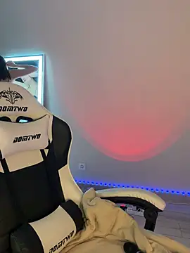 julia fly online show from 03/07/26, 08:44