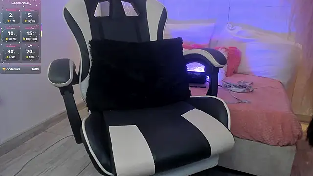 dominique25  online show from 07/23/26, 01:58