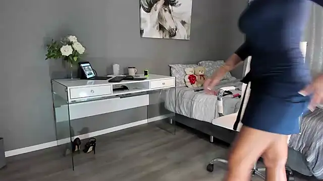 Hotbeebee online show from 04/24/26, 12:24