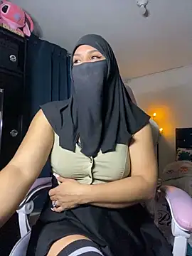 Snapshot of Jameela chatting on 02/18/25, 12:48 Jameela online show from 02/18/25, 12:48