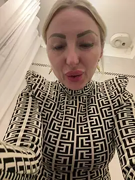 Snapshot of Allys chatting on 03/19/25, 05:50 Allys online show from 03/19/25, 05:50