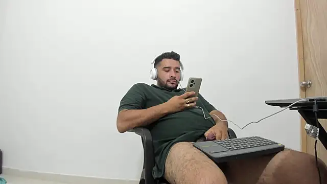 Snapshot of isearchcompany chatting on 12/18/25, 01:00 isearchcompany online show from 12/18/25, 01:00