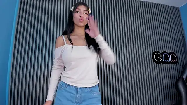 LauraAristizabal online show from 03/22/25, 12:25