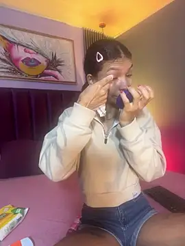 LauraAristizabal online show from 03/13/26, 12:45