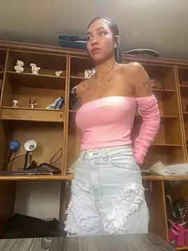 LauraAristizabal online show from 04/23/26, 12:29