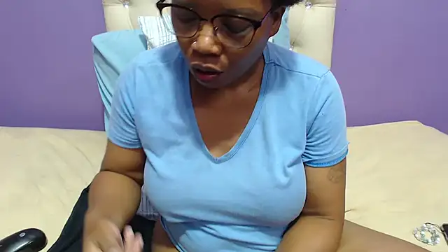 Snapshot of PeachAss4UU chatting on 02/15/25, 03:28 PeachAss4UU online show from 02/15/25, 03:28