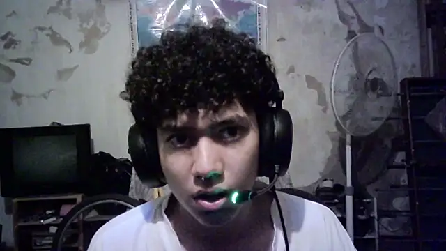 Snapshot of Emv2 chatting on 02/13/26, 04:08 Emv2 online show from 02/13/26, 04:08