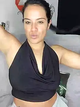 Snapshot of zhayra_rose chatting on 01/03/25, 03:27 zhayra rose online show from 01/03/25, 03:27