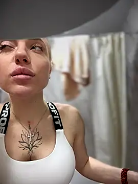 Snapshot of pinkstar_ chatting on 10/31/25, 04:46 pinkstar online show from 10/31/25, 04:46