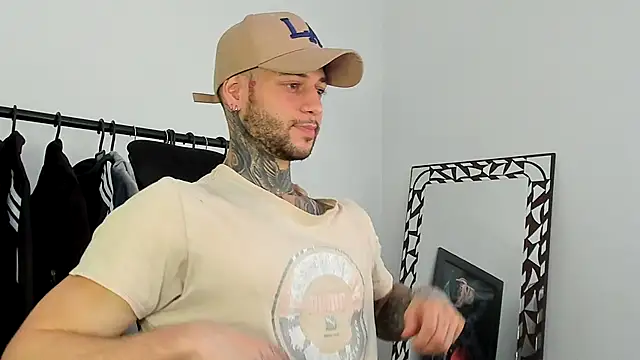  jamesleandros1 online show from 12/13/25, 07:53