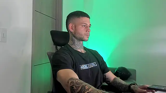  jamesleandros1 online show from 05/20/26, 01:56