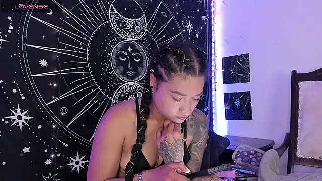 Snapshot of Eva_Lee_ chatting on 10/16/25, 09:10 Eva Lee online show from 10/16/25, 09:10