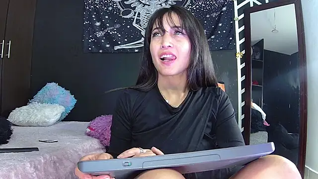 EvangelineCors online show from 09/12/25, 06:19