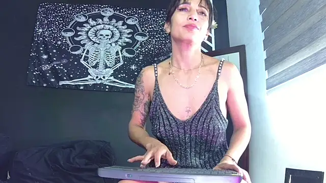 EvangelineCors online show from 12/14/25, 06:34