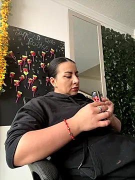 Abril Luv online show from 10/13/25, 01:00