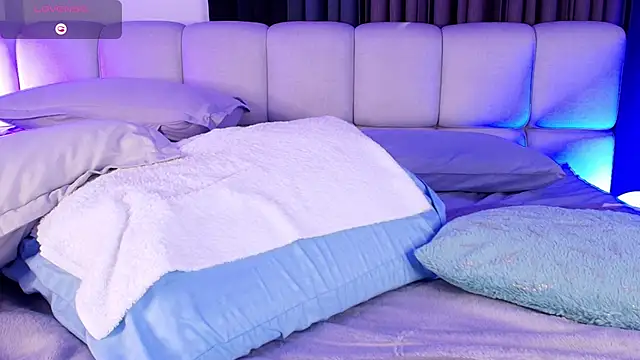 sweetieluna01 online show from 04/18/26, 07:58