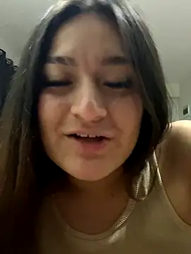 Snapshot of LuceroRm chatting on 11/12/25, 04:57 LuceroRm online show from 11/12/25, 04:57