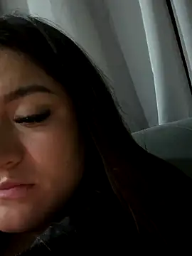 Snapshot of LuceroRm chatting on 11/19/25, 06:24 LuceroRm online show from 11/19/25, 06:24