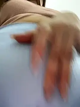 Snapshot of LuceroRm chatting on 11/21/25, 04:00 LuceroRm online show from 11/21/25, 04:00