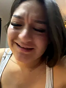 Snapshot of LuceroRm chatting on 12/17/25, 04:51 LuceroRm online show from 12/17/25, 04:51