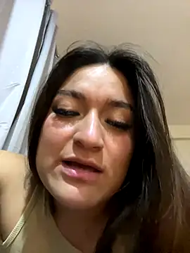 Snapshot of LuceroRm chatting on 12/18/25, 04:07 LuceroRm online show from 12/18/25, 04:07