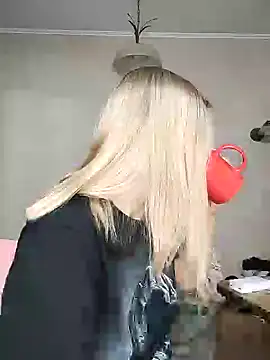 Snapshot of KrissSexi chatting on 02/19/25, 04:00 KrissSexi online show from 02/19/25, 04:00