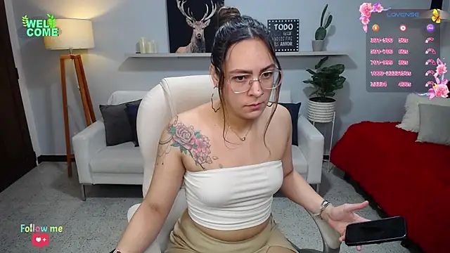 Snapshot of Bianca____ chatting on 10/13/25, 11:27 Bianca online show from 10/13/25, 11:27