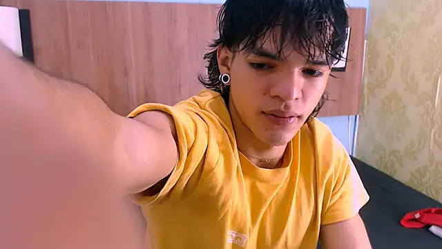 Snapshot of AlbertBernal69 chatting on 02/10/25, 02:19 AlbertBernal69 online show from 02/10/25, 02:19