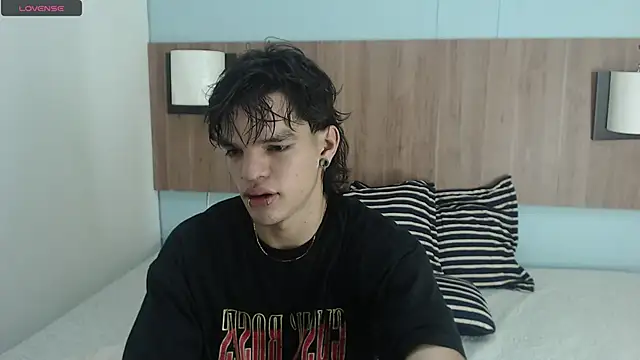 Snapshot of AlbertBernal69 chatting on 02/17/25, 02:42 AlbertBernal69 online show from 02/17/25, 02:42