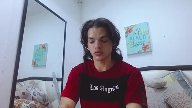 Snapshot of AlbertBernal69 chatting on 10/22/25, 03:51 AlbertBernal69 online show from 10/22/25, 03:51