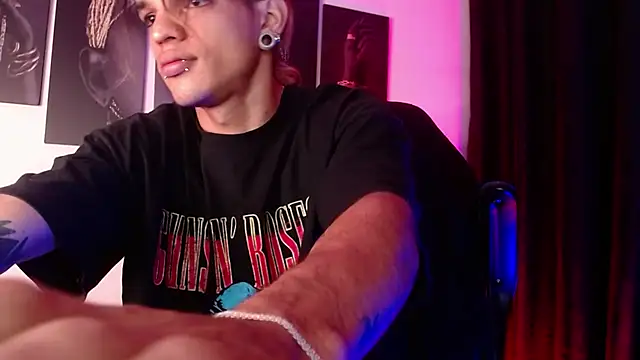 Snapshot of AlbertBernal69 chatting on 11/13/25, 11:42 AlbertBernal69 online show from 11/13/25, 11:42