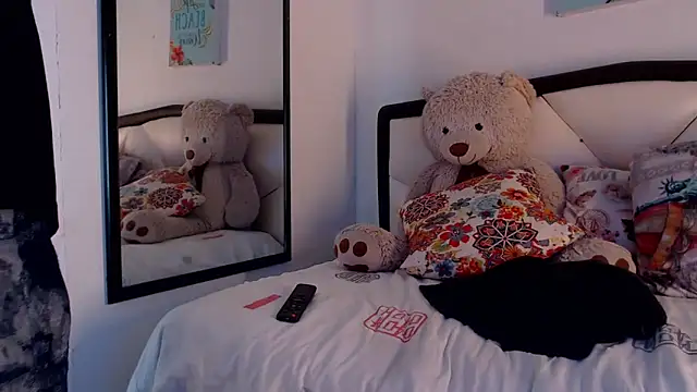 Snapshot of AlbertBernal69 chatting on 11/24/25, 03:06 AlbertBernal69 online show from 11/24/25, 03:06