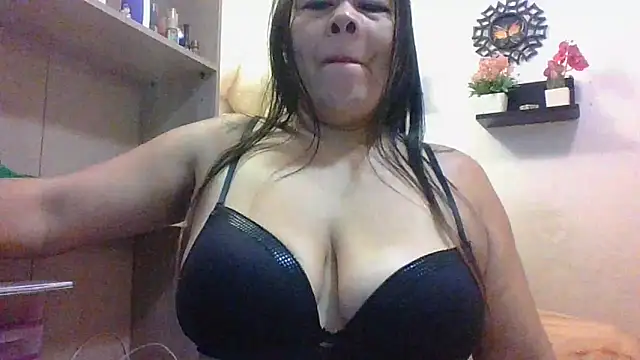 Snapshot of ChiaraFioree chatting on 10/09/25, 09:13 ChiaraFioree online show from 10/09/25, 09:13