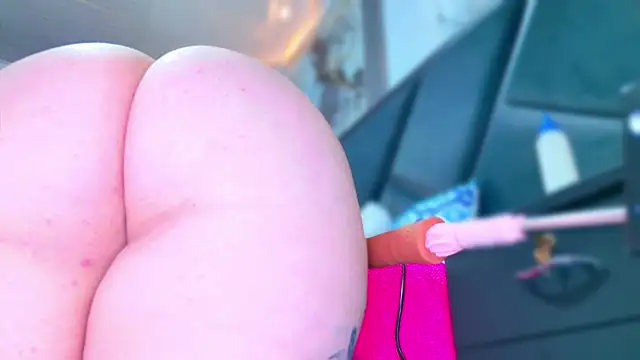 Snapshot of NathaxaLeans chatting on 12/22/25, 11:51 NathaxaLeans online show from 12/22/25, 11:51