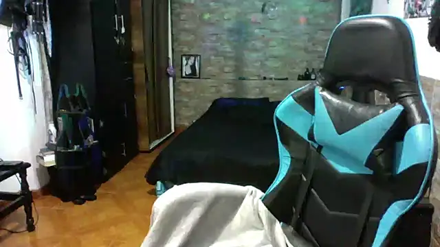 Snapshot of AngelaQueen_ chatting on 09/08/25, 04:39 AngelaQueen online show from 09/08/25, 04:39