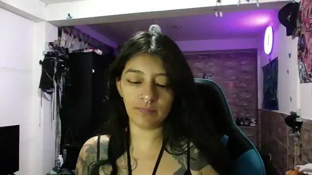 Snapshot of AngelaQueen_ chatting on 09/18/25, 05:48 AngelaQueen online show from 09/18/25, 05:48