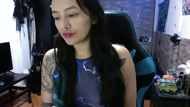 Snapshot of AngelaQueen_ chatting on 10/14/25, 04:41 AngelaQueen online show from 10/14/25, 04:41