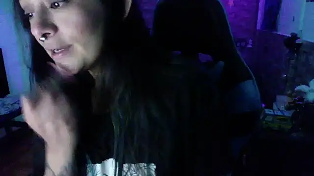 Snapshot of AngelaQueen_ chatting on 10/15/25, 06:08 AngelaQueen online show from 10/15/25, 06:08