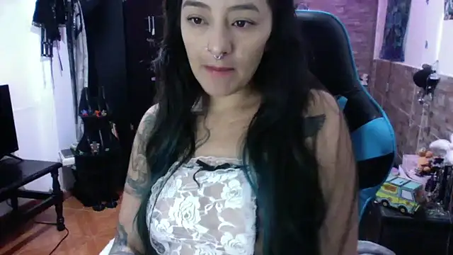 Snapshot of AngelaQueen_ chatting on 10/17/25, 05:59 AngelaQueen online show from 10/17/25, 05:59