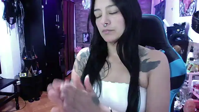 Snapshot of AngelaQueen_ chatting on 05/18/26, 04:46 AngelaQueen online show from 05/18/26, 04:46