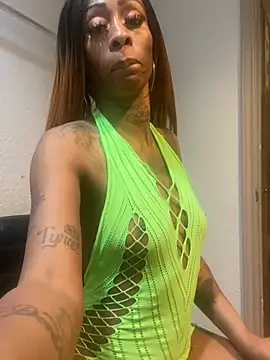 Snapshot of SlimBeenBadd1981 chatting on 01/05/25, 08:32 SlimBeenBadd1981 online show from 01/05/25, 08:32