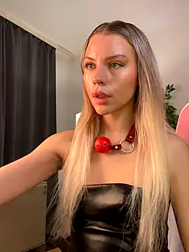 Snapshot of KittyKatyDream chatting on 11/21/25, 04:49 KittyKatyDream online show from 11/21/25, 04:49